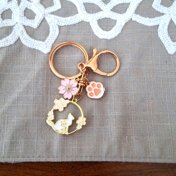 Accessories - 💥SALE💥Cat Flower Paw Gold Keychain NEW